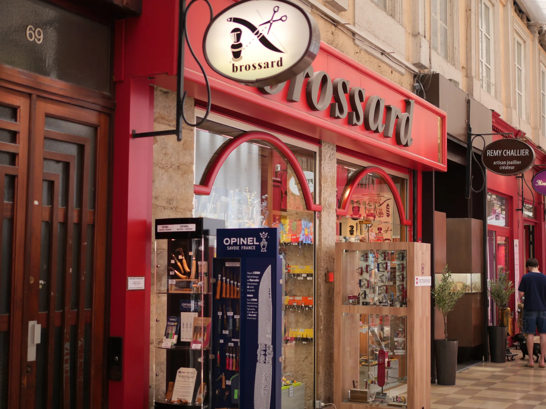 Vitrine Coutellerie Brossard au Passage de l’Argue
