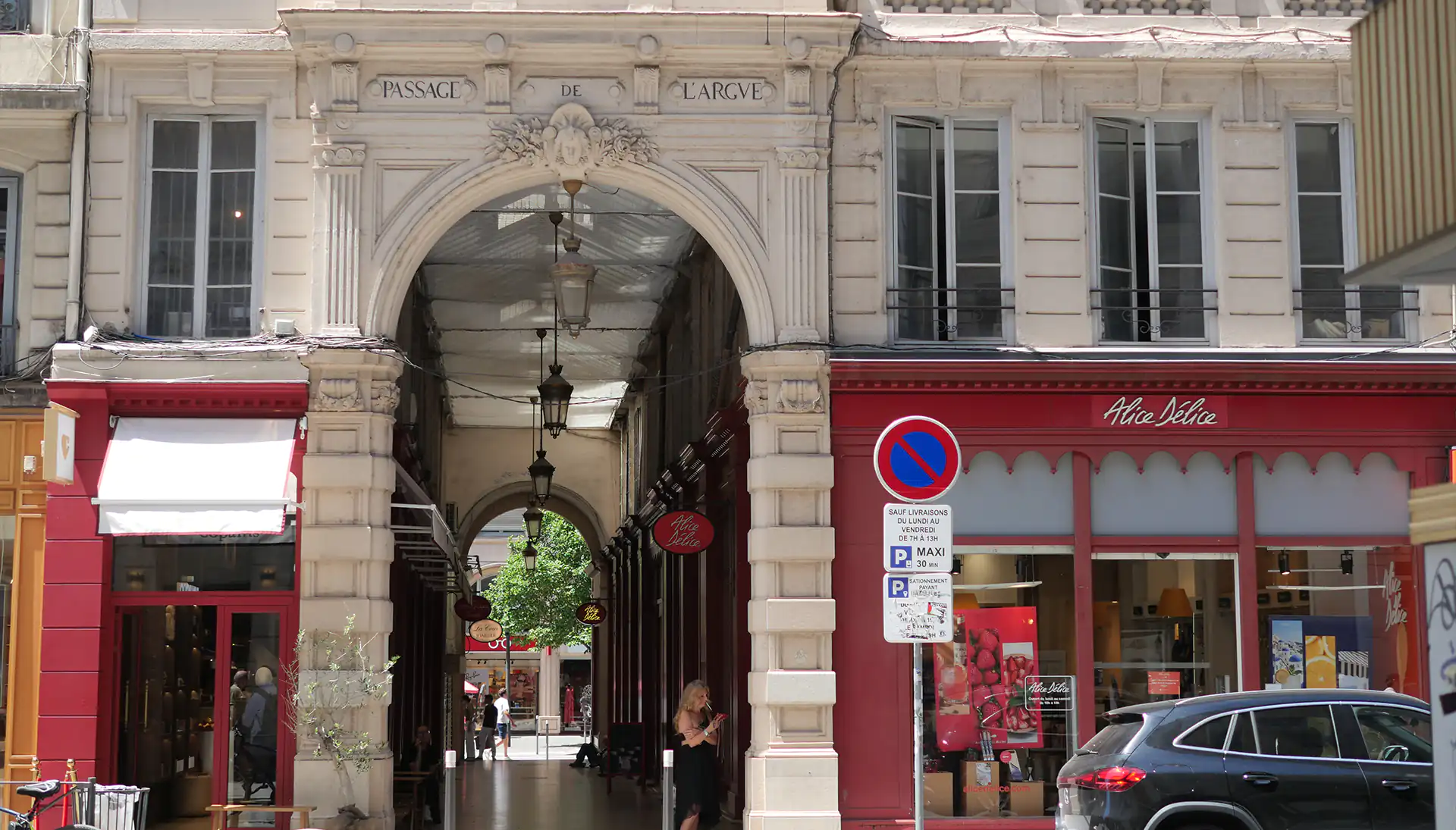 Entrée du Passage de l’Argue, photographiée depuis la rue de Brest à Lyon