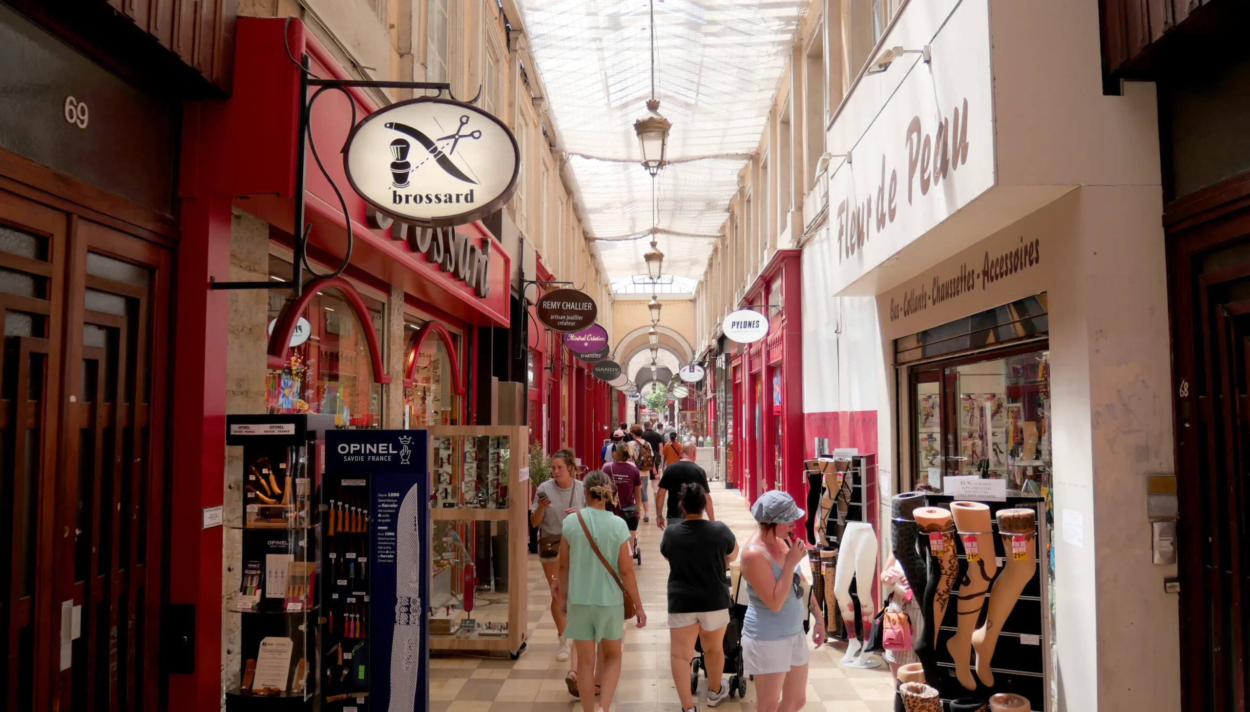 Intérieur du Passage de l’Argue et ses enseignes de commerces à Lyon