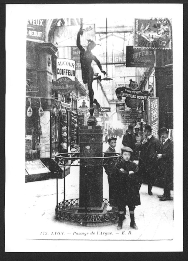Vue intérieure historique du Passage de l’Argue avec statue et visiteurs à Lyon