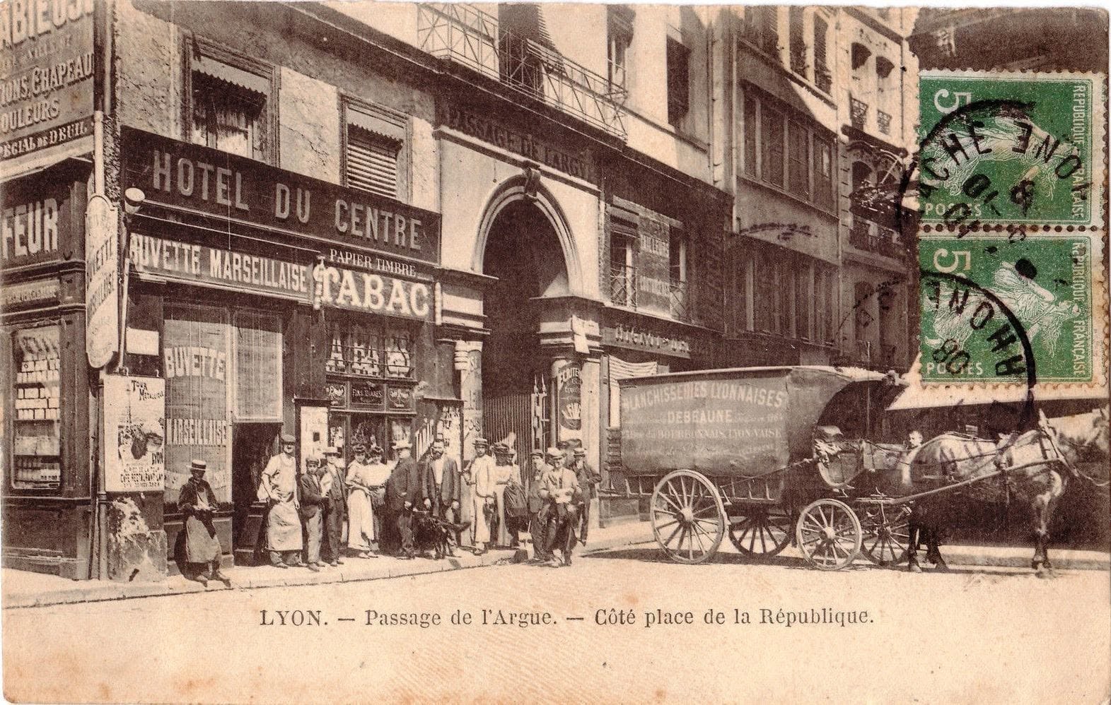 Carte postale ancienne du Passage de l’Argue côté place de la République à Lyon