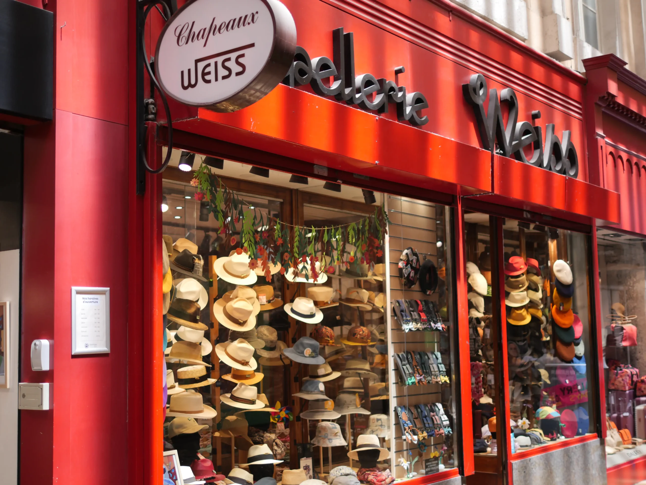 Vitrine Chapellerie Weiss au Passage de l’Argue